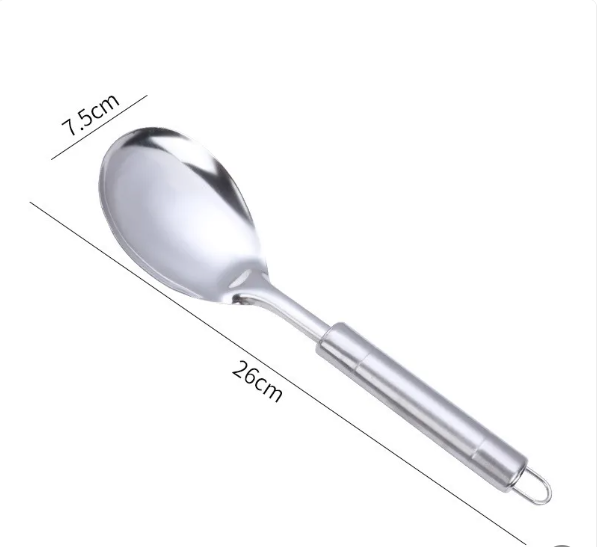 Glanzende RVS soeplepel en spatel uit een complete keukengerei set. Essentieel voor koken.