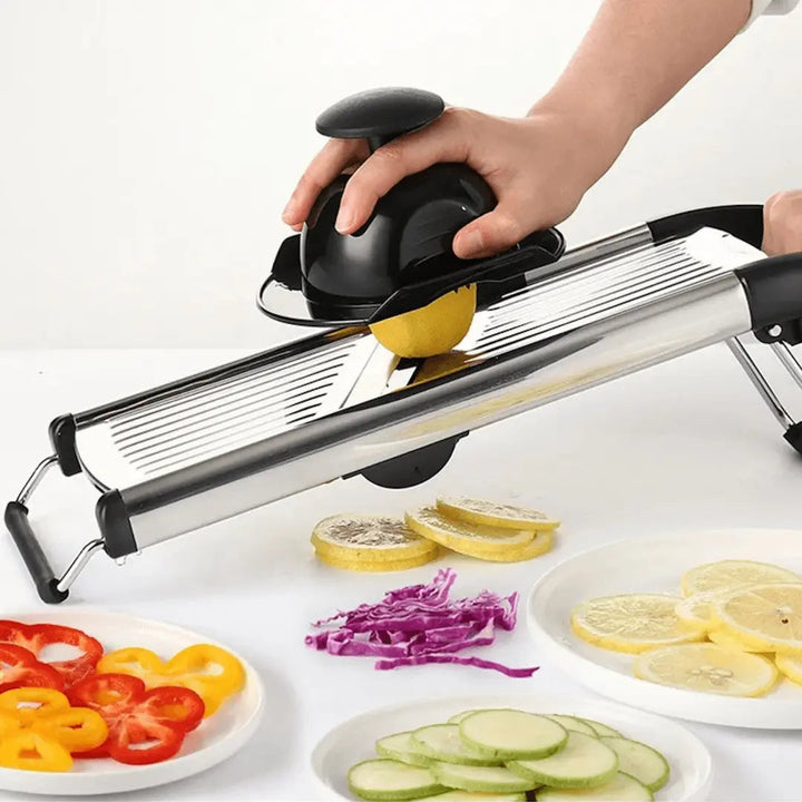 RVS mandoline snijder voor groenten en fruit. Verstelbaar, veilig en perfect voor precisie snijden in de keuken.