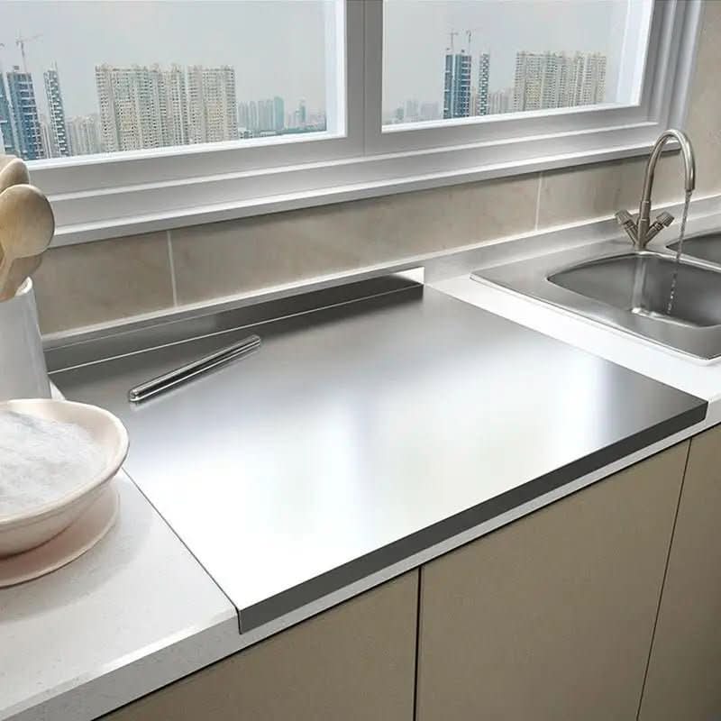 RVS snijplank met antislipvoetjes en opstaande rand; ideaal voor hygiënisch en duurzaam koken en snijden.
