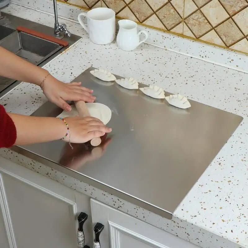 Duurzame RVS snijplank voor chef-koks, met antislip en rand; perfect als deegplank of aanrechtbeschermer.