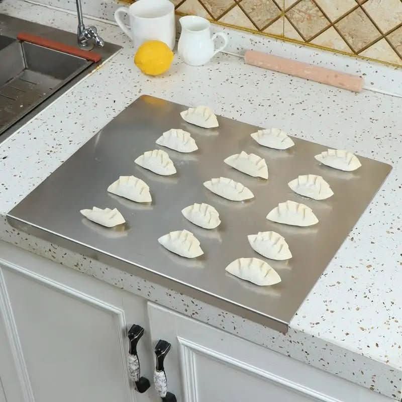 Hygiënische, voedselveilige RVS snijplank met antislip en opvangrand. Essentieel keukengerei voor koken.