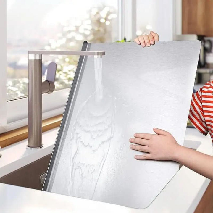 Glanzende RVS snijplank met praktische antislip en geïntegreerde rand, voor moeiteloos en veilig snijden.