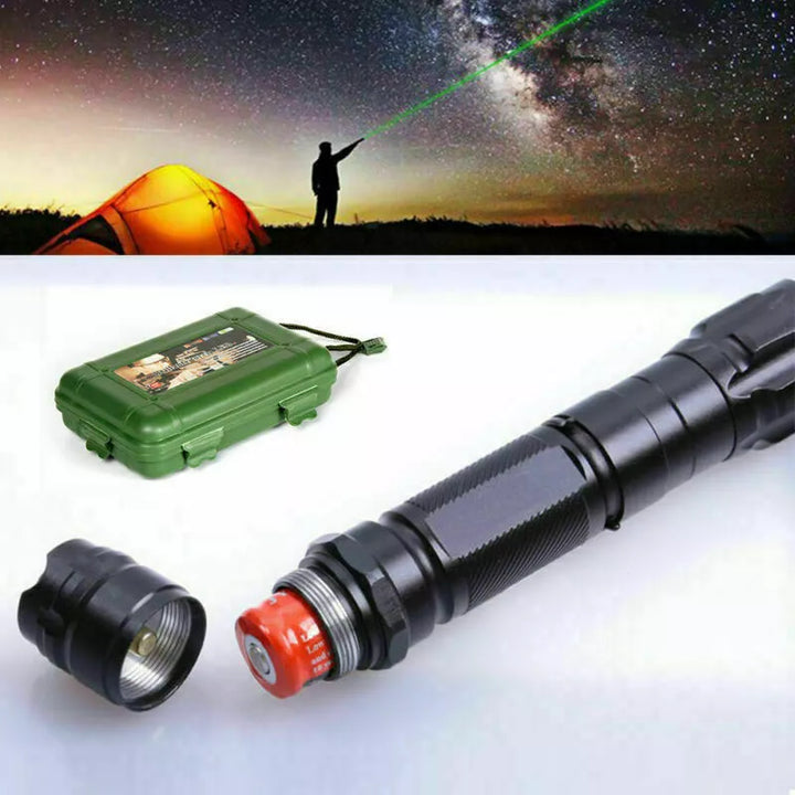 Persoon die laserpointer gebruikt onder sterrenhemel, met opgeladen batterij en opbergkoffer