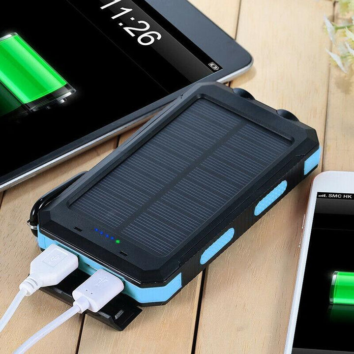 20000mAh powerbank met zonne-oplader, waterdicht en draagbaar; ideaal voor buiten. Opladen met zon en USB.