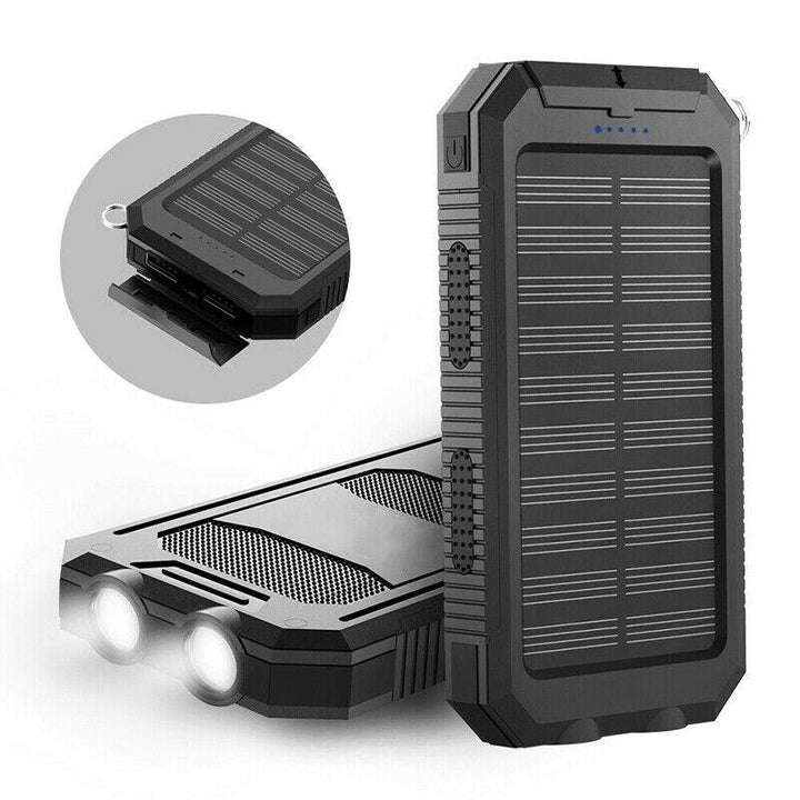 De solar powerbank (20000mAh) laadt een smartphone op, toont draagbare energieoplossing onderweg in de natuur.