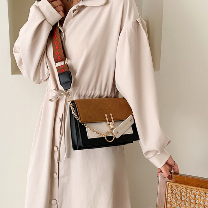 Trendy blauwe Sana schoudertas voor dames, ideaal als crossbody tas; veelzijdig en stijlvol accessoire.