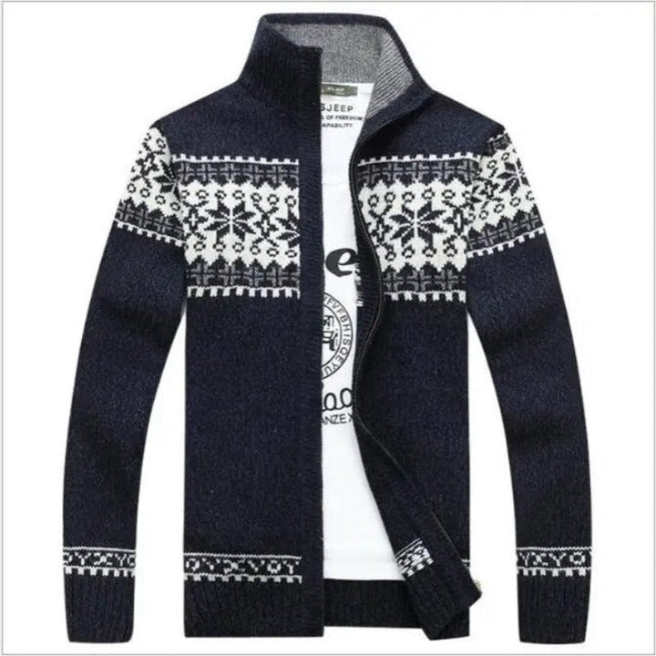 Detail van gebreid Scandinavisch herenvest NordicEdge, met authentieke textuur en warmte.