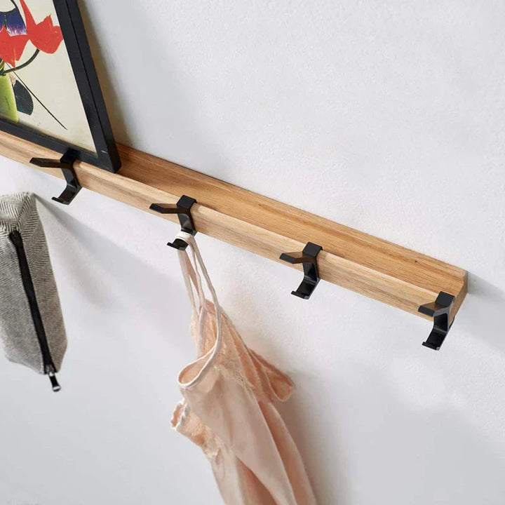 Moderne aluminium en houten wandgarderobe met 5 verstelbare haken voor opbergen in de hal.