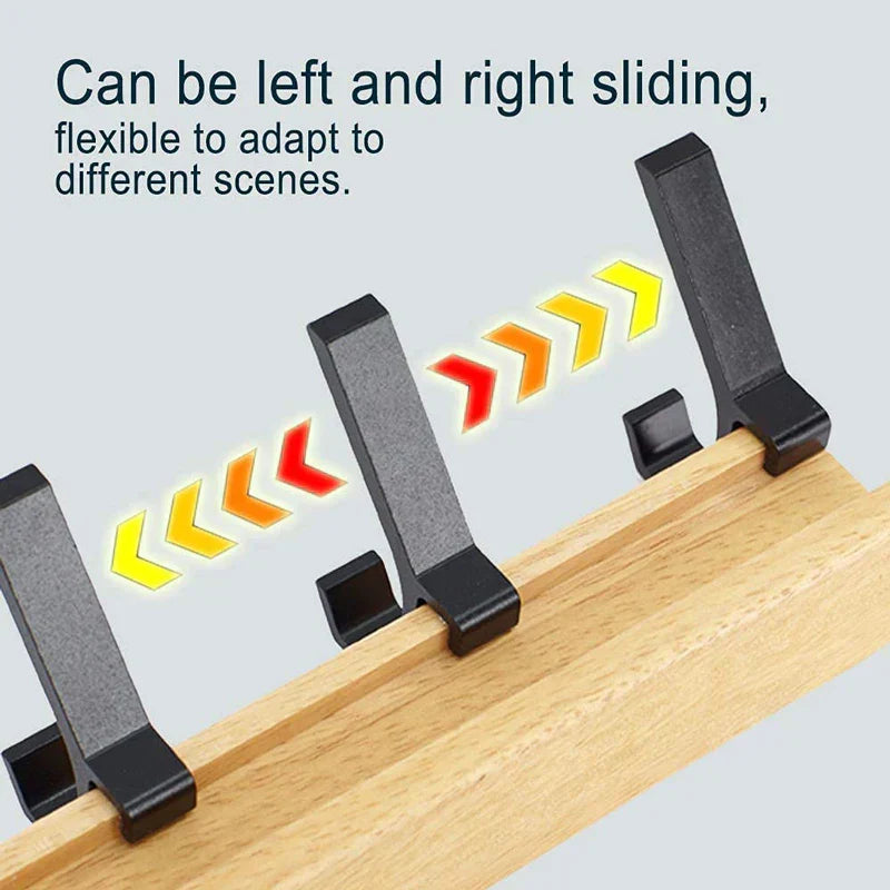 Detail van de 5 verstelbare haken op een minimalistische wandgarderobe. Hout en aluminium design.
