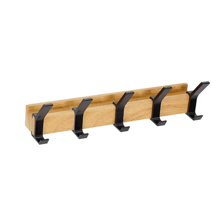 Flexibele wandgarderobe met 5 verstelbare aluminium haken en houten element. Scandinavisch interieur.
