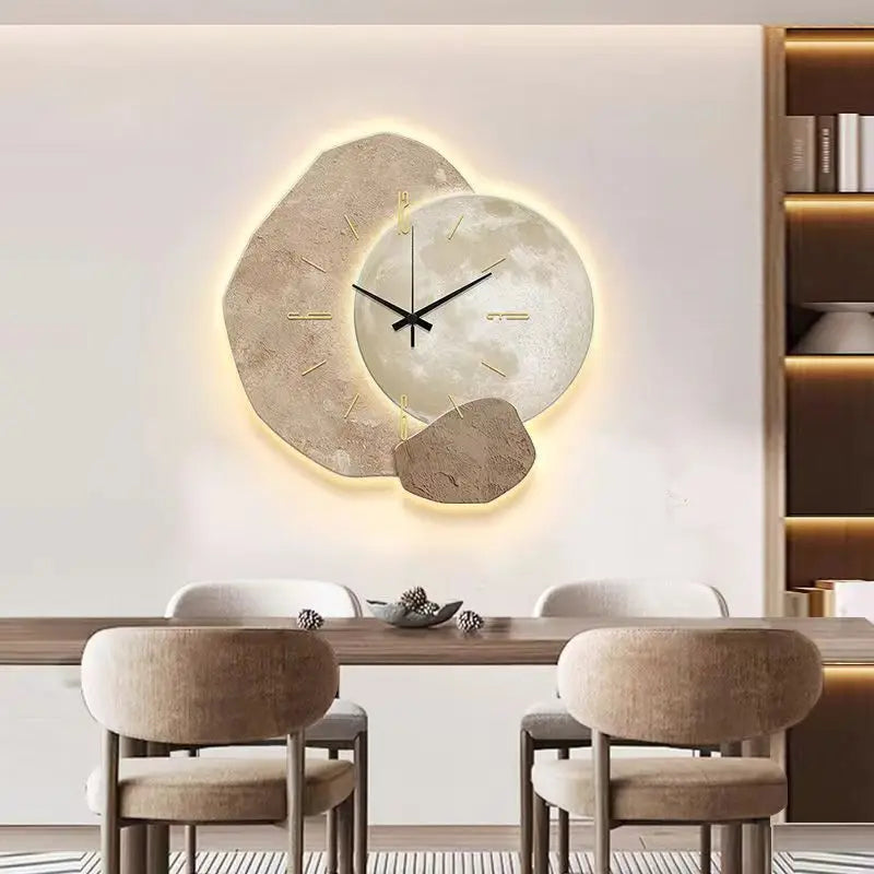 Luxe Scandinavische wandklok met sfeervolle led verlichting aan de muur