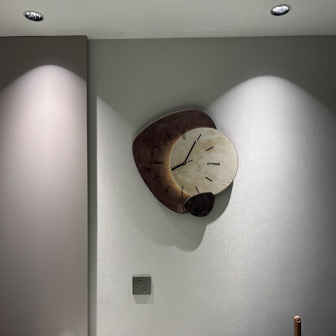 Sfeerfoto van de luxe wandklok met sfeervolle verlichting in een woonkamer