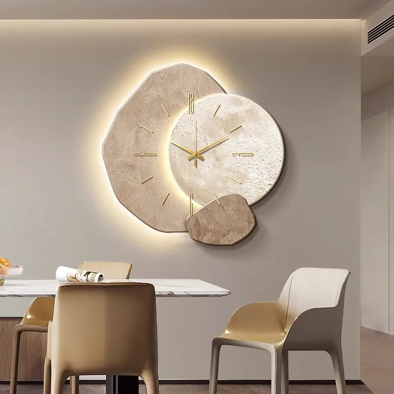 Stille wandklok in Scandinavische stijl als stijlvolle woonkamer decoratie