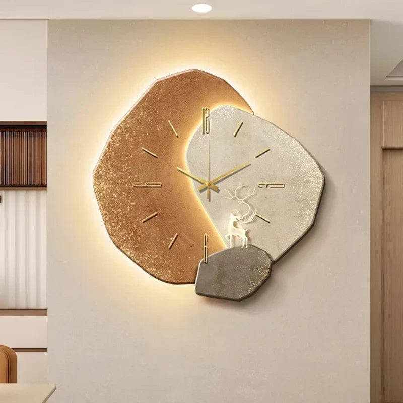 Stijlvolle muurdecoratie in de vorm van een verlichte design klok