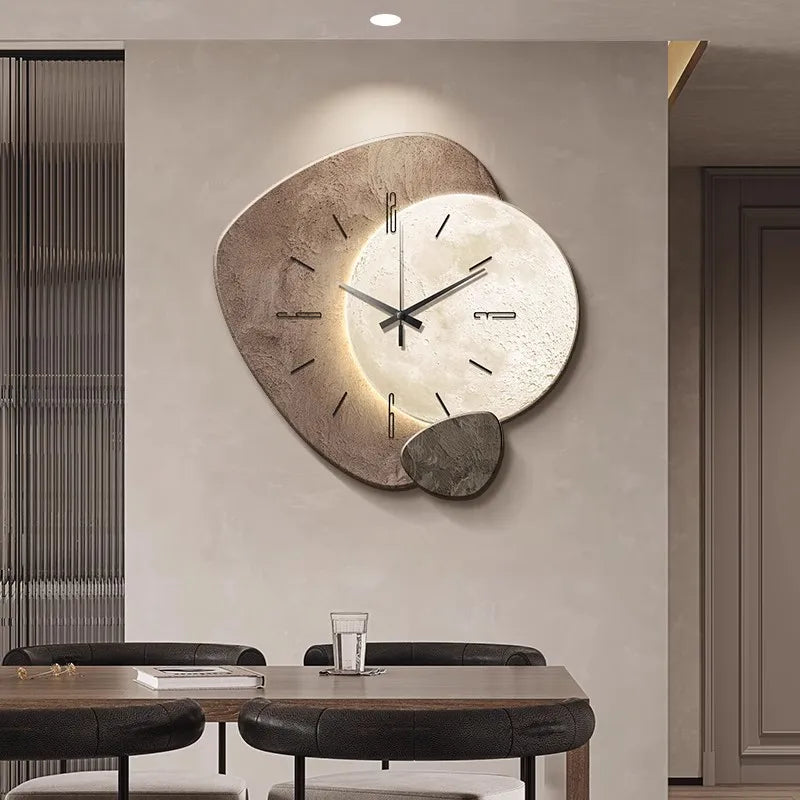 Sfeervolle led wandklok hangend in een modern minimalistisch interieur