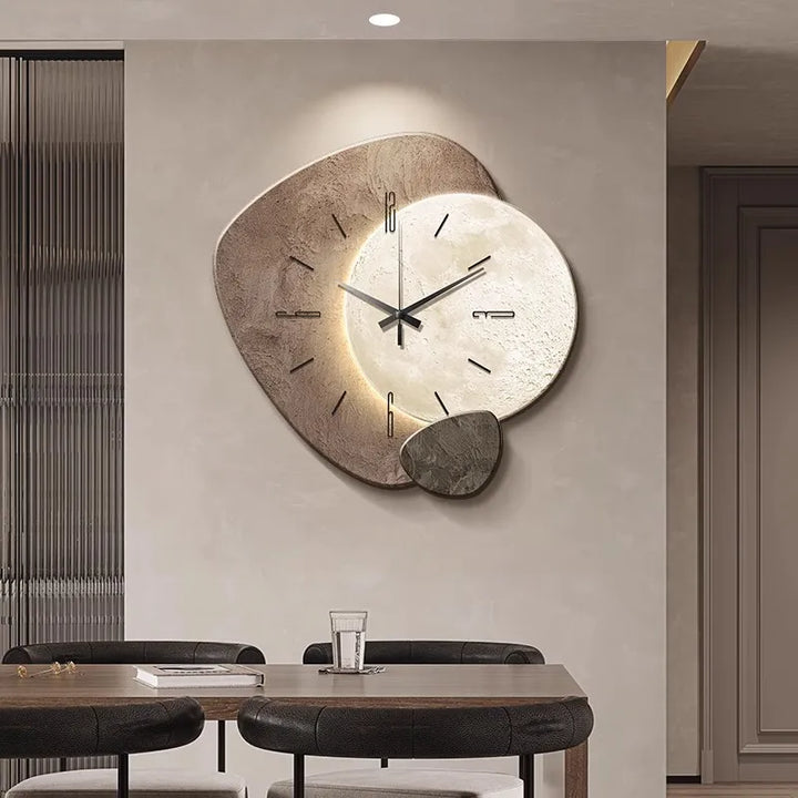 Sfeervolle led wandklok hangend in een modern minimalistisch interieur