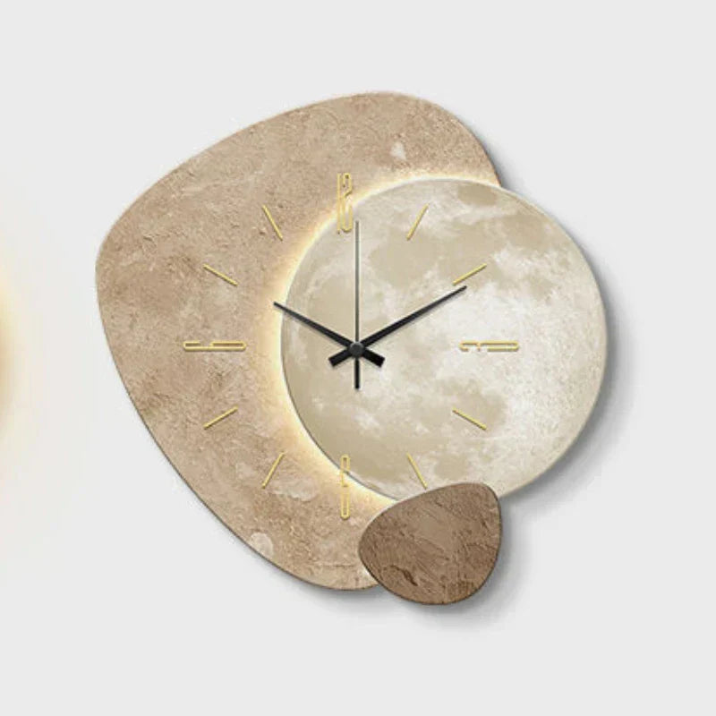 Scandinavische interieur accessoire: verlichte design klok in detail