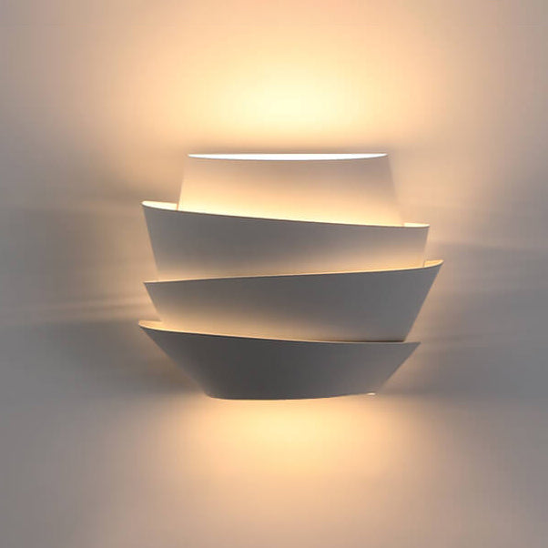 Scandinavische wandlamp met dubbele lichtpunten, ideaal voor minimalistische interieurs.