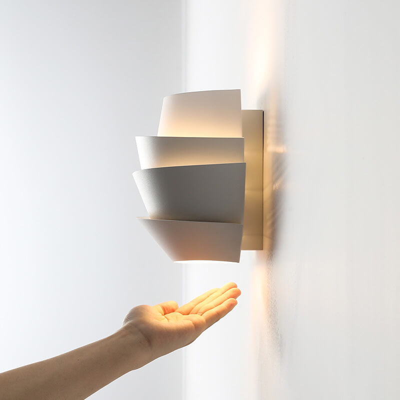 Scandinavische wandlamp NordGlow met dubbele lichtpunten voor diffuus sfeerlicht.