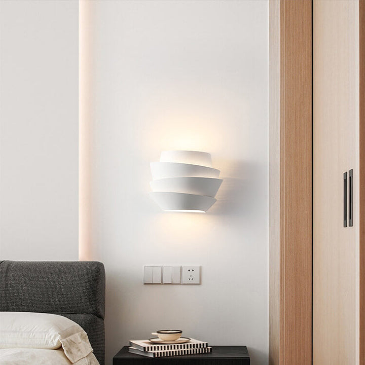Minimalistische NordGlow wandlamp, scandinavische designlamp met dubbele lichtpunten.