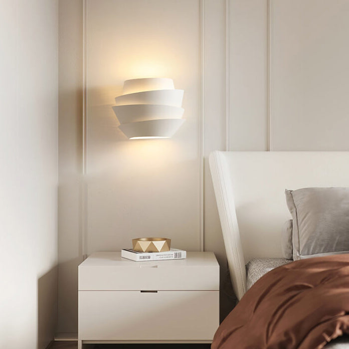 Binnenverlichting met stijl: scandinavische wandlamp met dubbele lichtpunten voor sfeer.