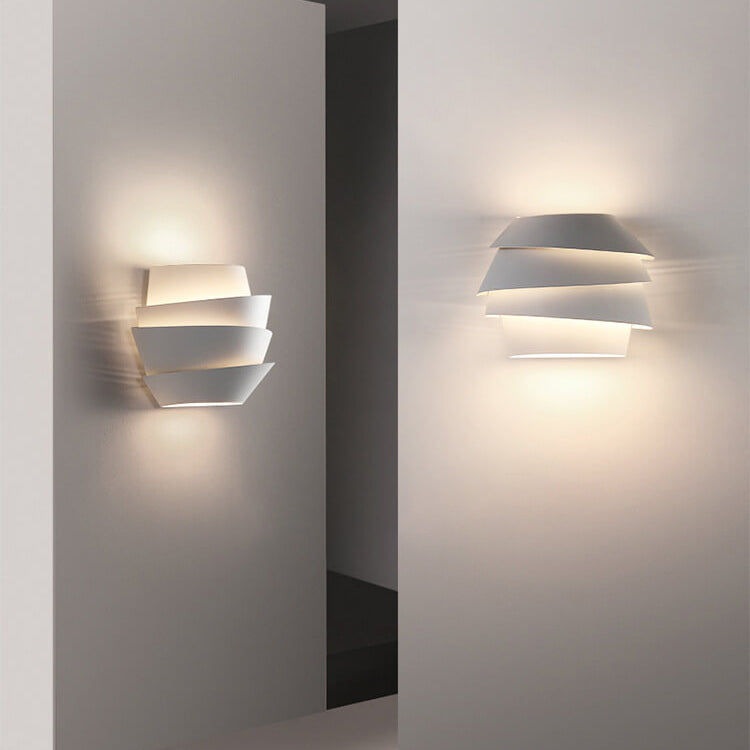 IJzeren Scandinavische wandlamp met dubbele lichtpunten, robuust en elegant.