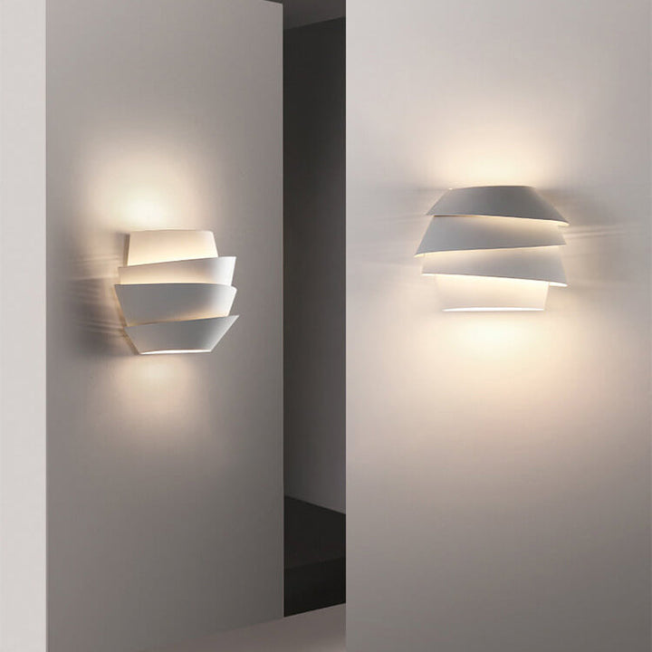 IJzeren Scandinavische wandlamp met dubbele lichtpunten, robuust en elegant.