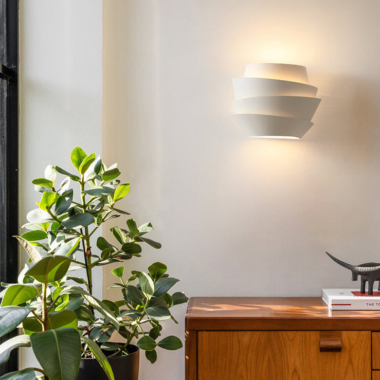 Wandlamp met dubbele lichtpunten voor sfeervolle slaapkamerverlichting, scandinavisch design.