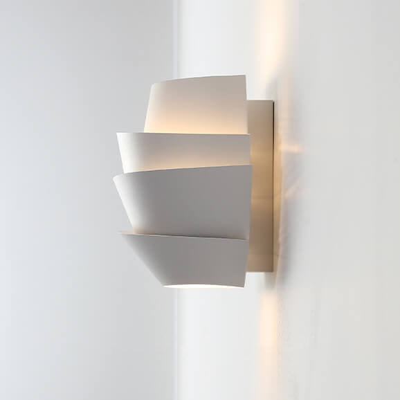 Strakke ijzeren Scandinavische wandlamp met dubbele lichtpunten, modern design.