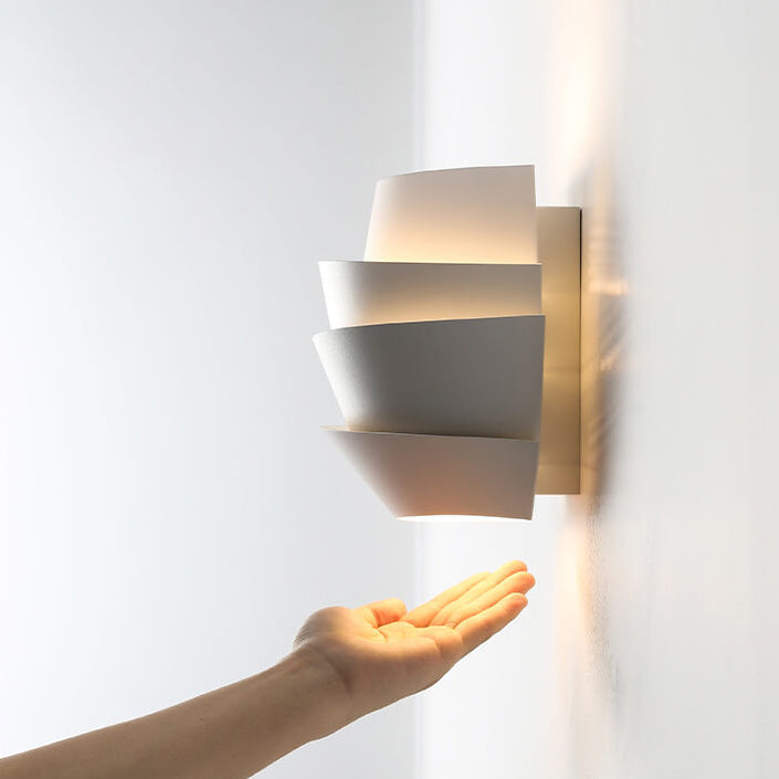 Design wandlamp NordGlow voor binnenverlichting in hal, met twee sfeervolle lichtpunten.