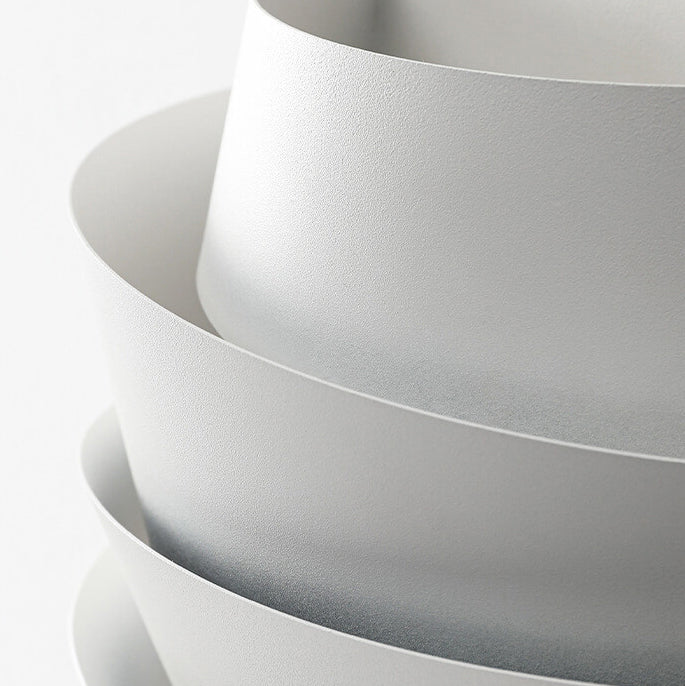 Minimalistische Scandinavische wandlamp met dubbele lichtpunten voor een subtiele sfeer.