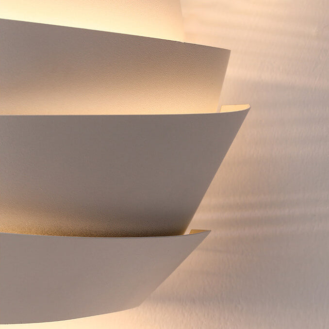 Wandlamp met dubbele lichtpunten, perfect voor de hal; minimalistisch Scandinavisch design.