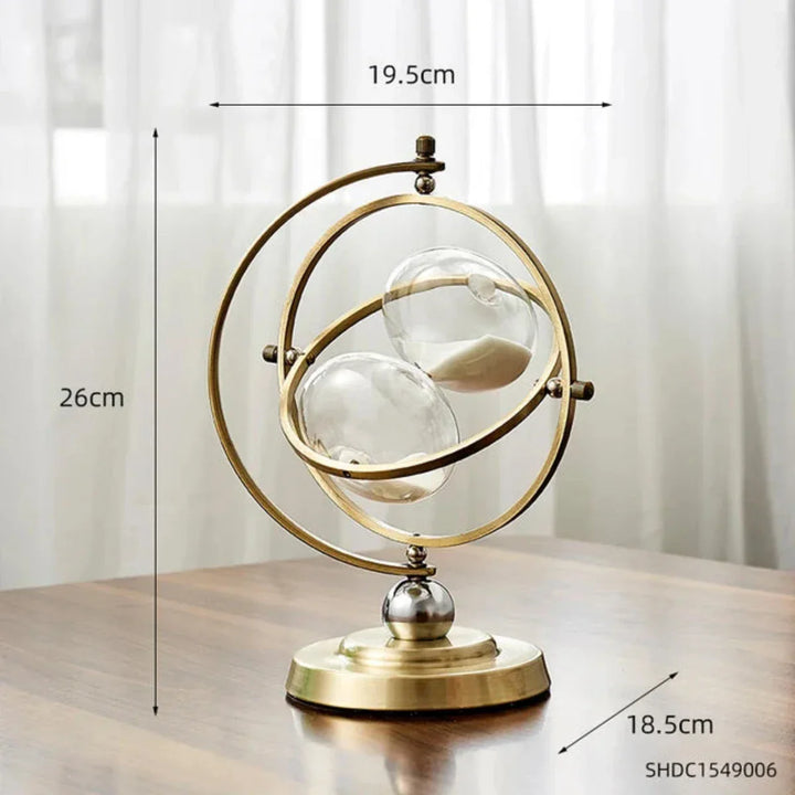 Scandinavische zandloper van glas en metaal, stijlvol en tijdloos. Perfecte home accessoire voor interieurdecoratie.