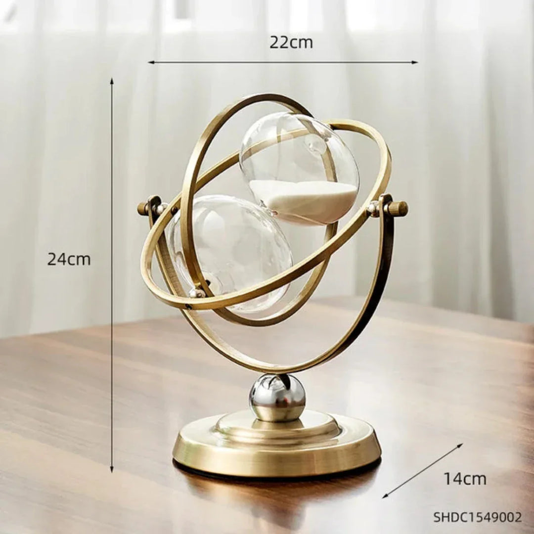 Scandinavische zandloper van glas en metaal, stijlvol en tijdloos. Perfecte home accessoire voor interieurdecoratie.