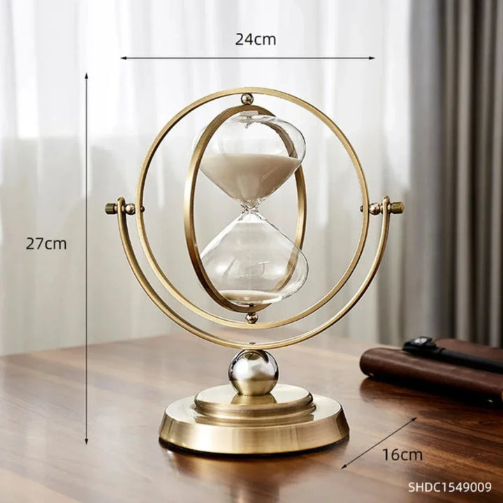 Scandinavische zandloper van glas en metaal, stijlvol en tijdloos. Perfecte home accessoire voor interieurdecoratie.