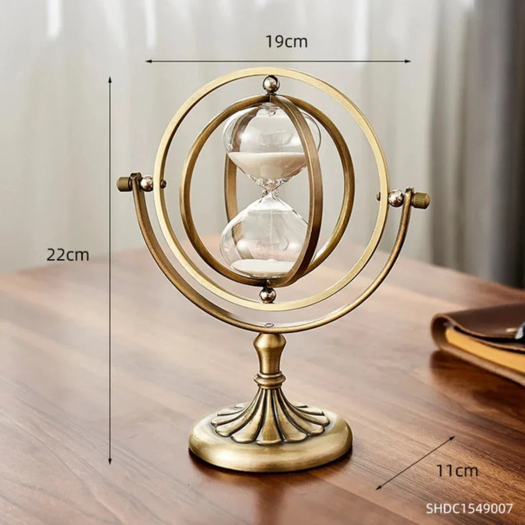 Scandinavische zandloper van glas en metaal, stijlvol en tijdloos. Perfecte home accessoire voor interieurdecoratie.