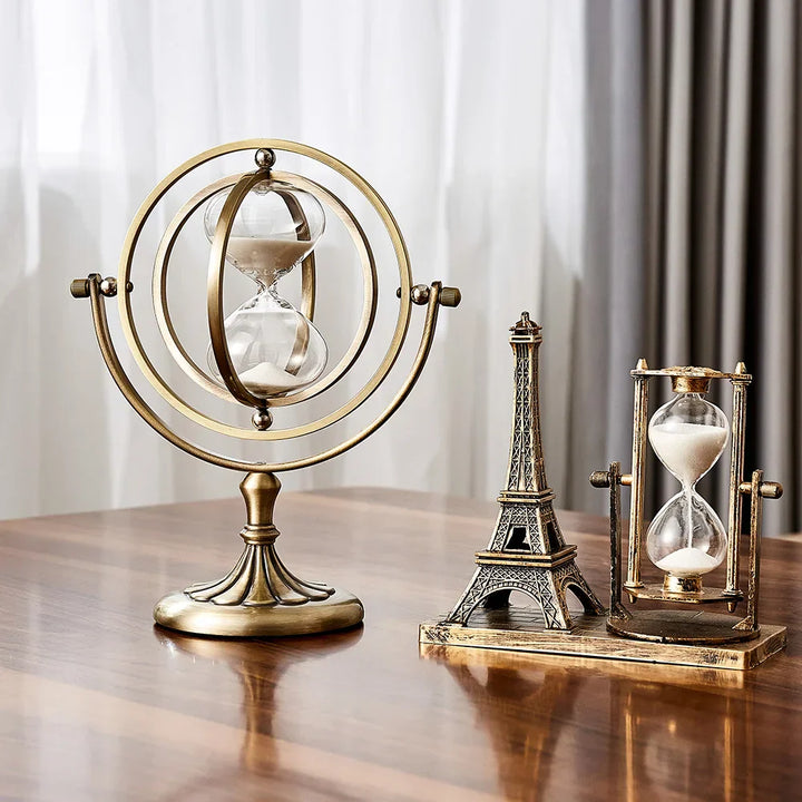 Scandinavische zandloper van glas en metaal, stijlvol en tijdloos. Perfecte home accessoire voor interieurdecoratie.