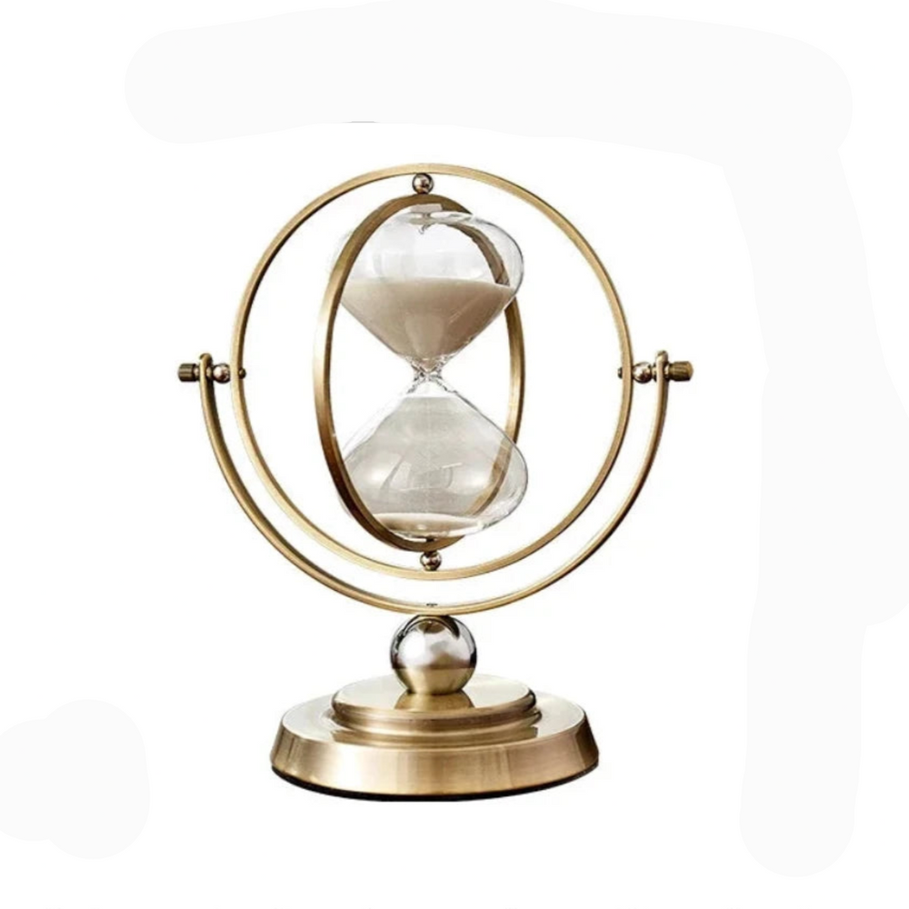 Scandinavische zandloper van glas en metaal, stijlvol en tijdloos. Perfecte home accessoire voor interieurdecoratie.
