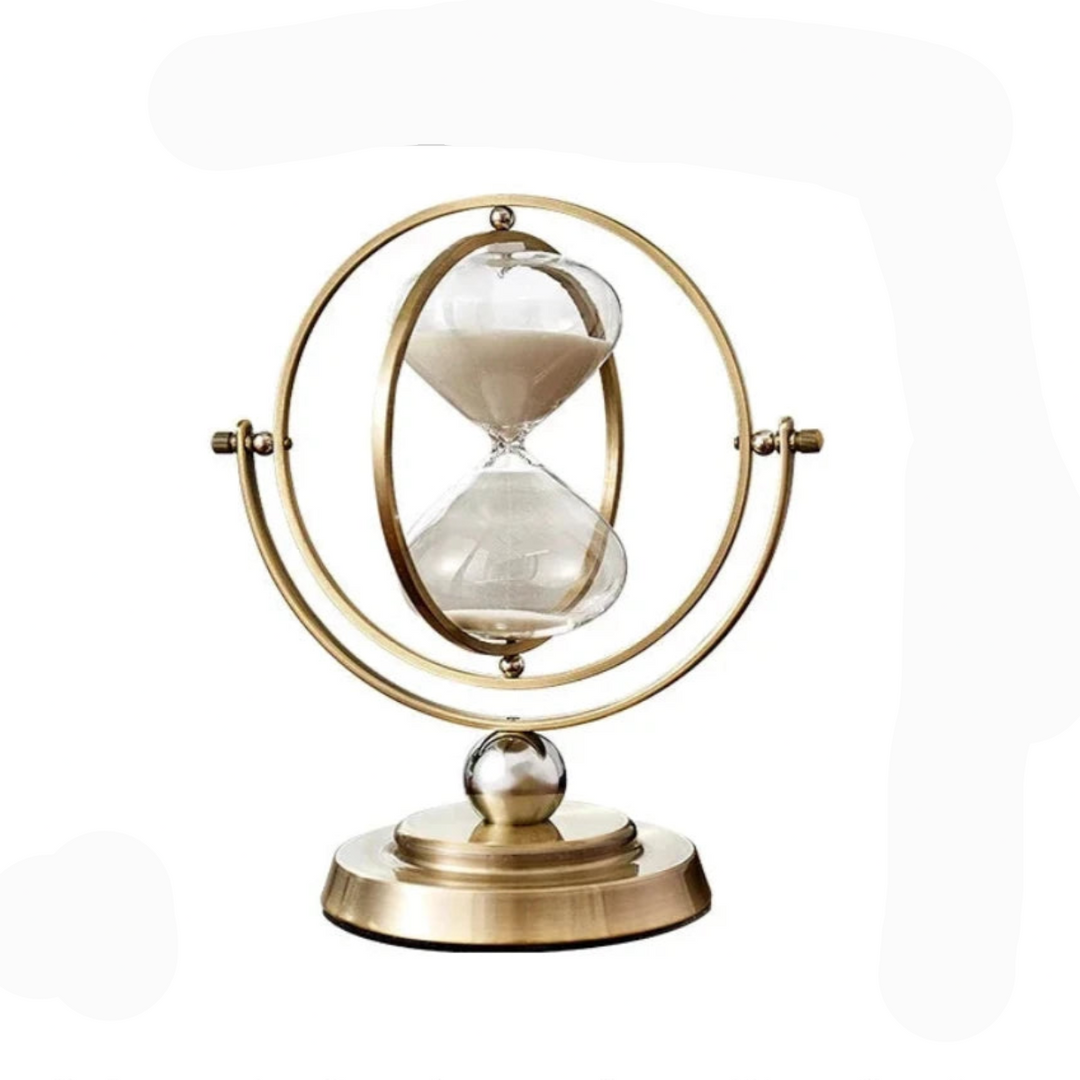 Scandinavische zandloper van glas en metaal, stijlvol en tijdloos. Perfecte home accessoire voor interieurdecoratie.
