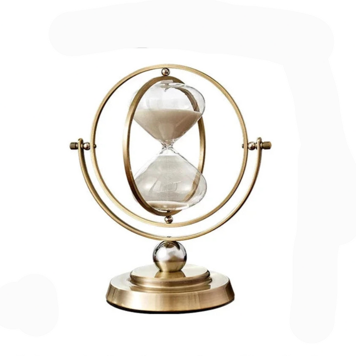 Scandinavische zandloper van glas en metaal, stijlvol en tijdloos. Perfecte home accessoire voor interieurdecoratie.