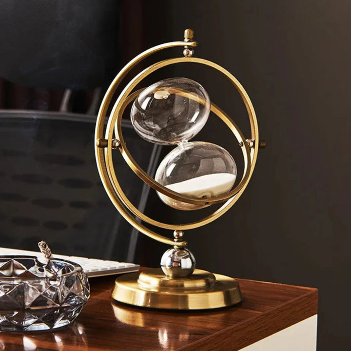 Scandinavische zandloper van glas en metaal, stijlvol en tijdloos. Perfecte home accessoire voor interieurdecoratie.