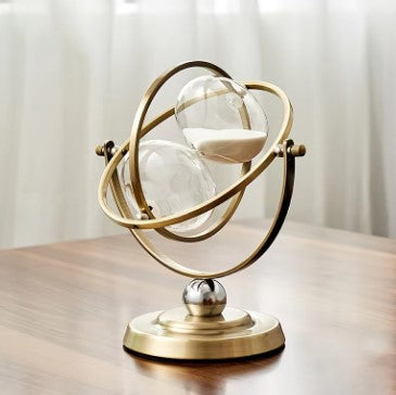Scandinavische zandloper van glas en metaal, stijlvol en tijdloos. Perfecte home accessoire voor interieurdecoratie.