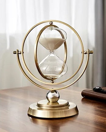 Scandinavische zandloper van glas en metaal, stijlvol en tijdloos. Perfecte home accessoire voor interieurdecoratie.