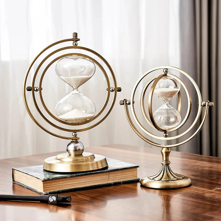 Scandinavische zandloper van glas en metaal, stijlvol en tijdloos. Perfecte home accessoire voor interieurdecoratie.