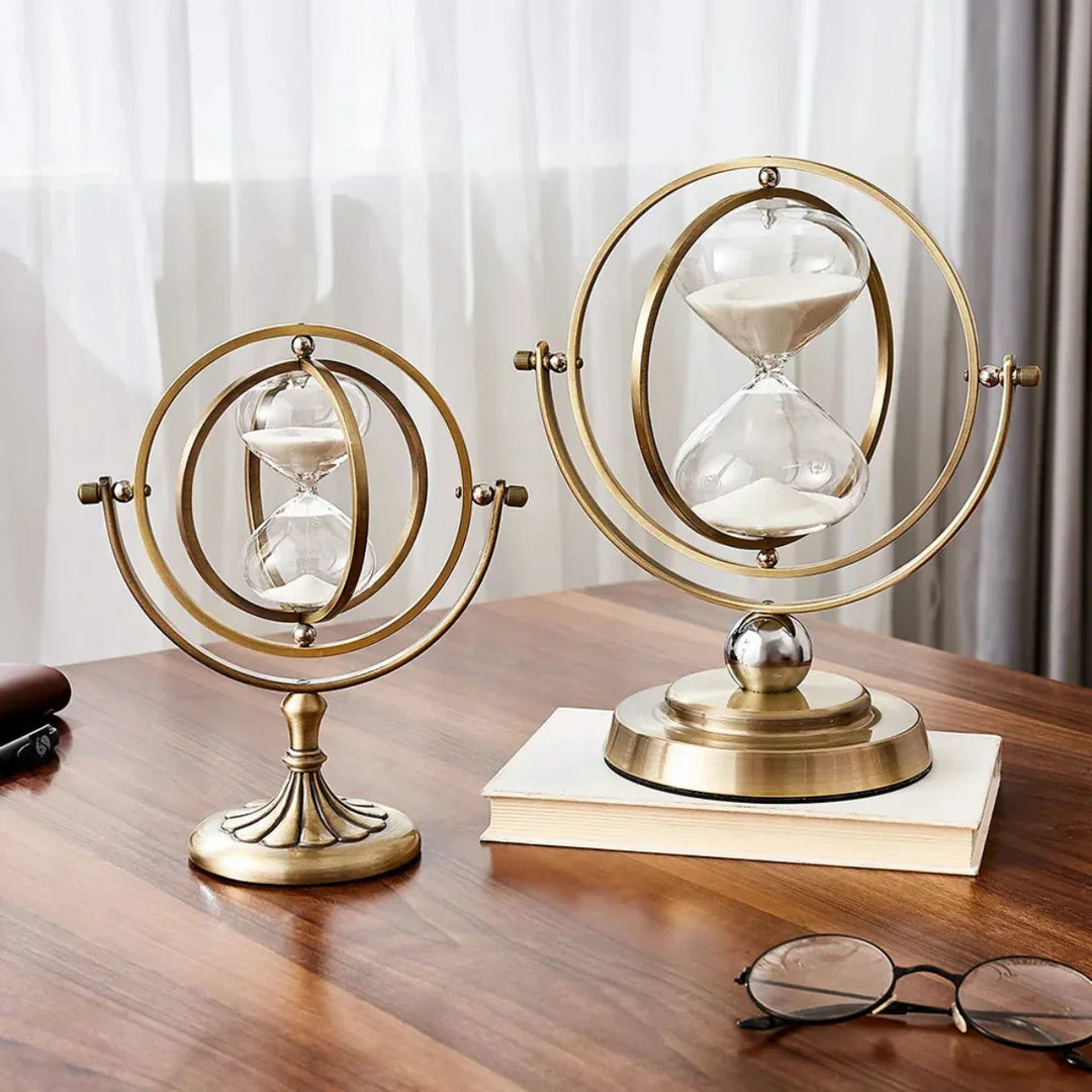 Scandinavische zandloper van glas en metaal, stijlvol en tijdloos. Perfecte home accessoire voor interieurdecoratie.