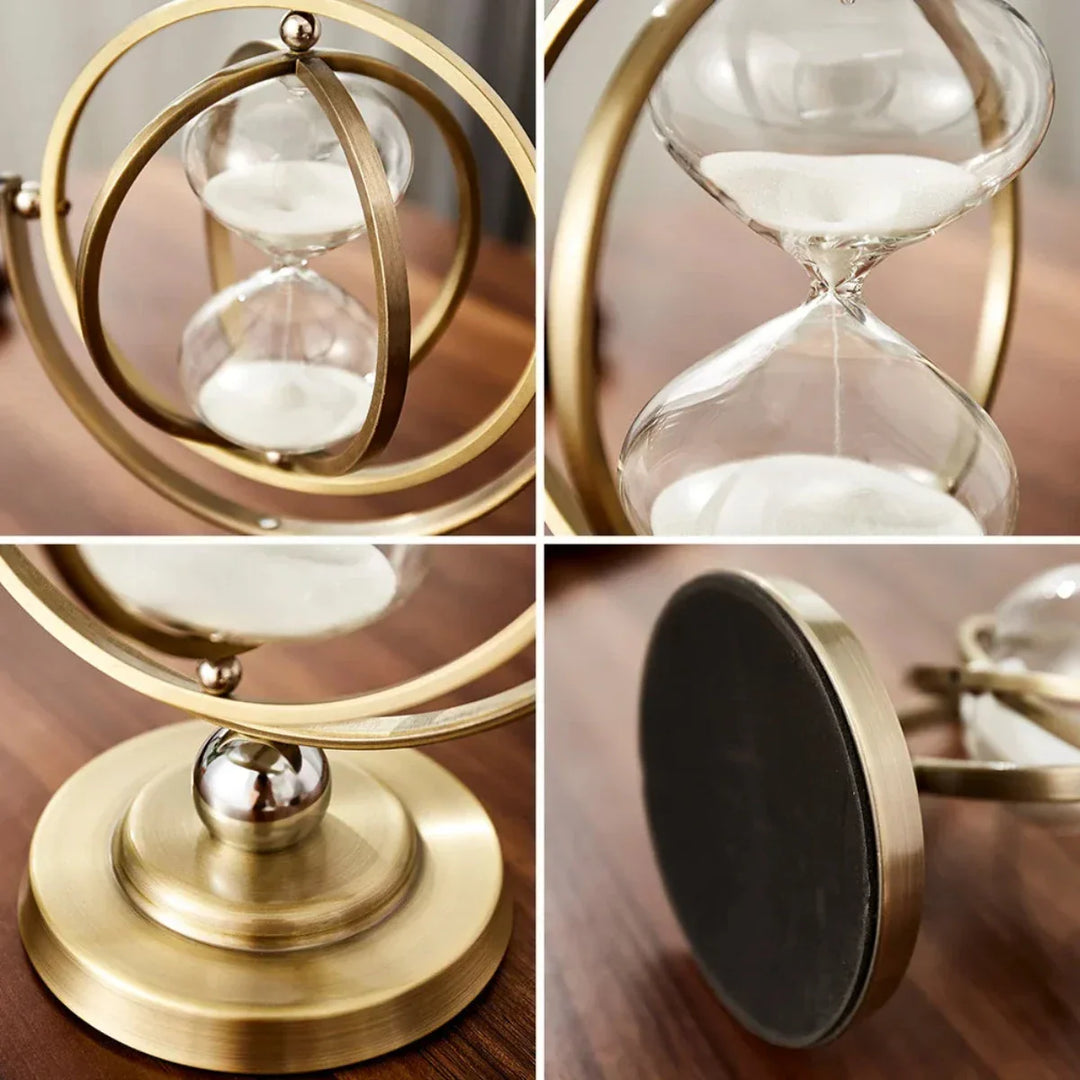 Scandinavische zandloper van glas en metaal, stijlvol en tijdloos. Perfecte home accessoire voor interieurdecoratie.