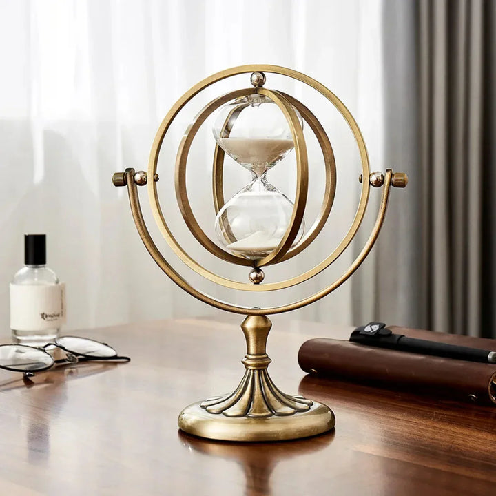 Scandinavische zandloper van glas en metaal, stijlvol en tijdloos. Perfecte home accessoire voor interieurdecoratie.