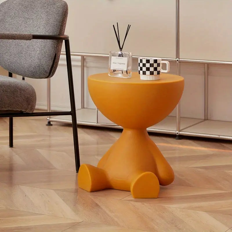 Wit decoratief bijzettafeltje. Compact kunststof design, perfect voor een modern en opgeruimd interieur.
