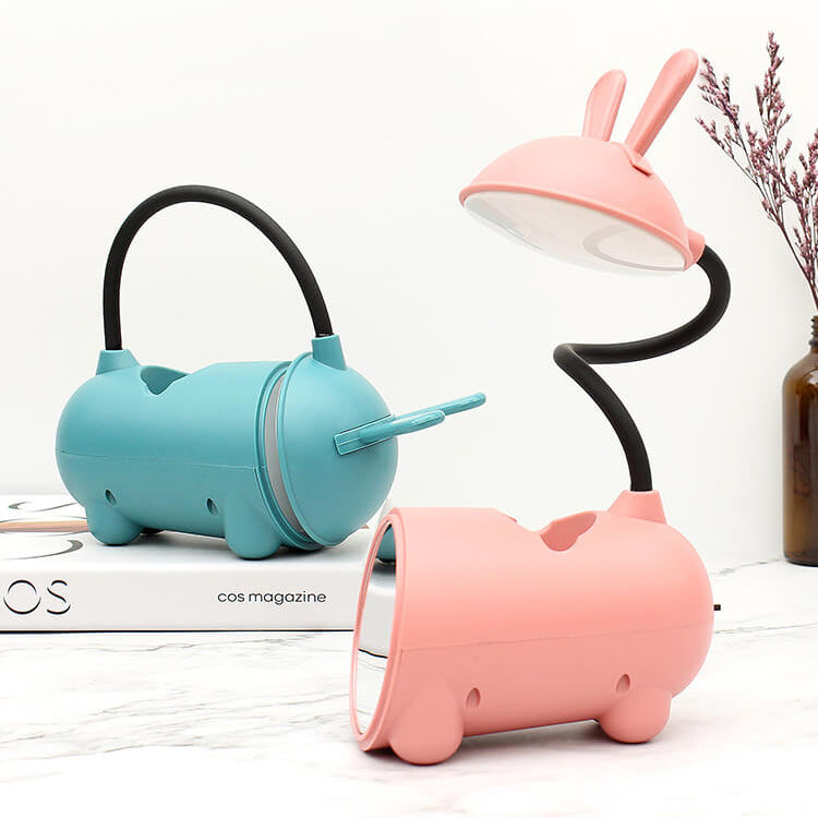 Roze LED bureaulamp voor kinderen met handige penhouder en USB-aansluiting voor efficiënt leren.