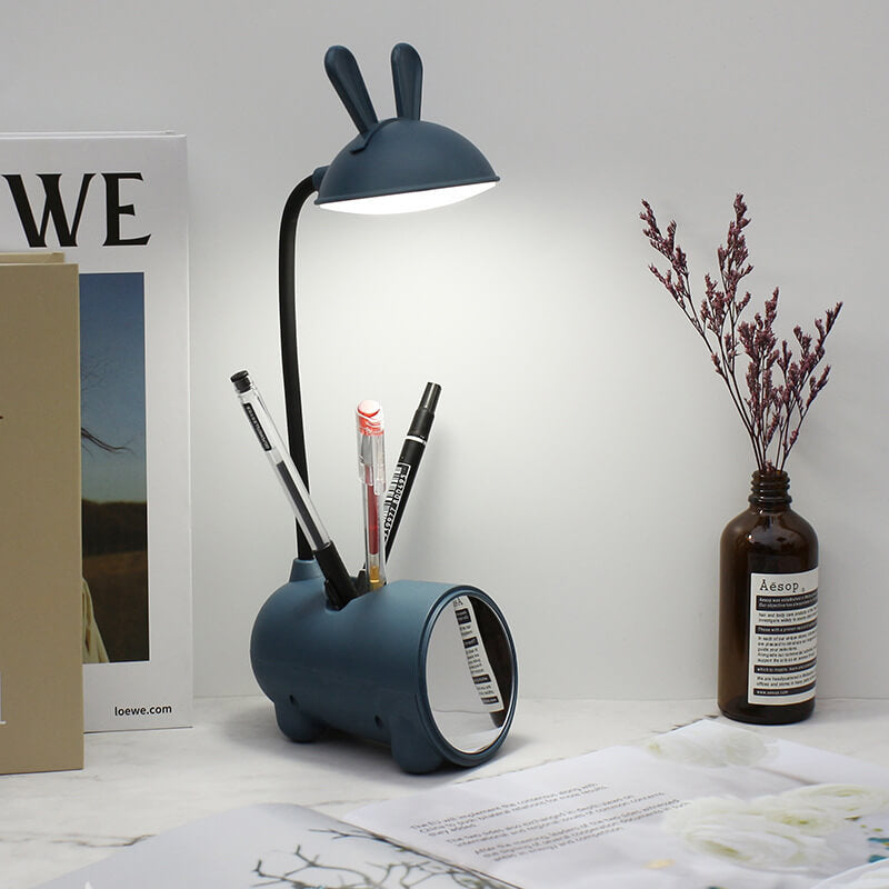 Groene moderne LED kinderlamp met ingebouwde penhouder en USB-poort voor bureau.
